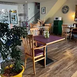 Hotel Le Crist'al, Et Restaurant, Partiellement Climatisé, En Front De Et Centre 3*