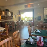 Le Crist'al, Et Restaurant, Partiellement Climatisé, En Front De Et Centre Hotel