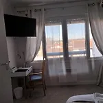 Hotel Le Crist'al, Et Restaurant, Partiellement Climatisé, En Front De Et Centre 3*