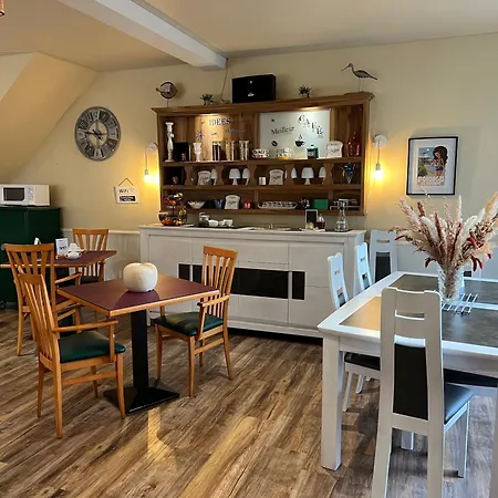 Otel Le Crist'al, De Charme, Partiellement Climatise, En Front De Saint-Georges-de-Didonne