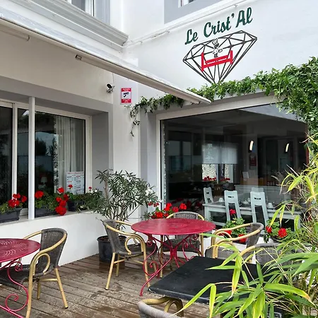 Hotel Le Crist Al, Front De Mer, Chambres Climatisees Et Son Studio Non Climatise, Proche Du Centre Ville 3*