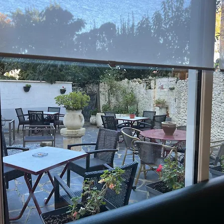 Hotel Le Crist Al, Front De Mer, Chambres Climatisees Et Son Studio Non Climatise, Proche Du Centre Ville