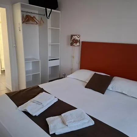 Hotel Le Crist Al, Front De Mer, Chambres Climatisees Et Son Studio Non Climatise, Proche Du Centre Ville ホテル