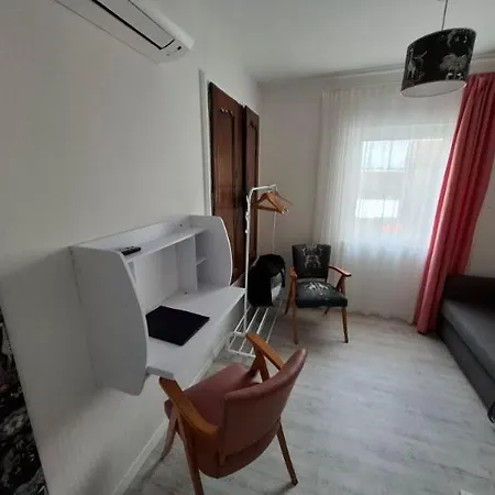 Hotel Le Crist'al, Et Restaurant, Partiellement Climatisé, En Front De Et Centre