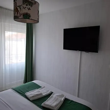 Otel Le Crist'al, De Charme, Partiellement Climatise, En Front De 3*
