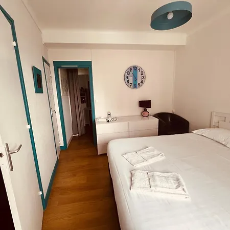 Hotel Le Crist Al, Front De Mer, Chambres Climatisees Et Son Studio Non Climatise, Proche Du Centre Ville 3*