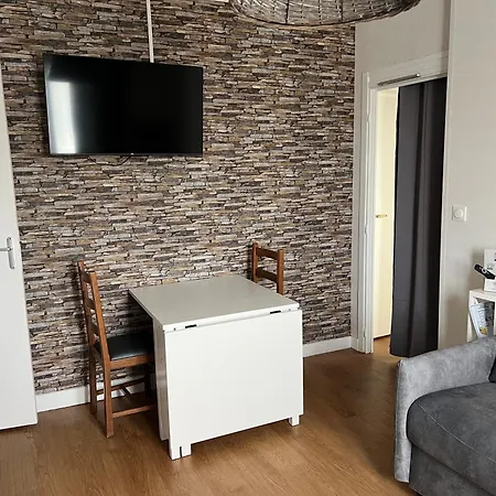 ホテル Hotel Le Crist Al, Front De Mer, Chambres Climatisees Et Son Studio Non Climatise, Proche Du Centre Ville 3*