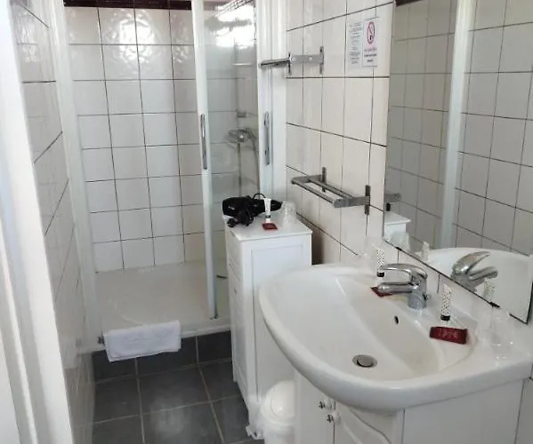 Le Crist'al, Climatise, Front De Mer, Proche Du Centre Ville, Et Solution De Restauration Hotel 3*